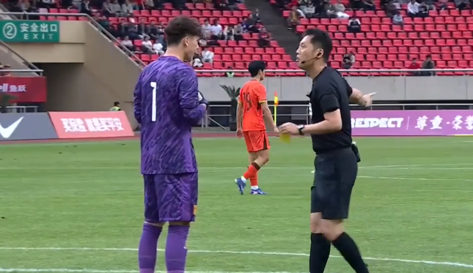 U19国足激烈冲突!久尔杰维奇暴怒,杨铭锐遭报复,依合散染黄
